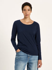 T-shirt à manches longues en coton bio LANIUS Bleu nuit porté avec un jean clair – vue de face