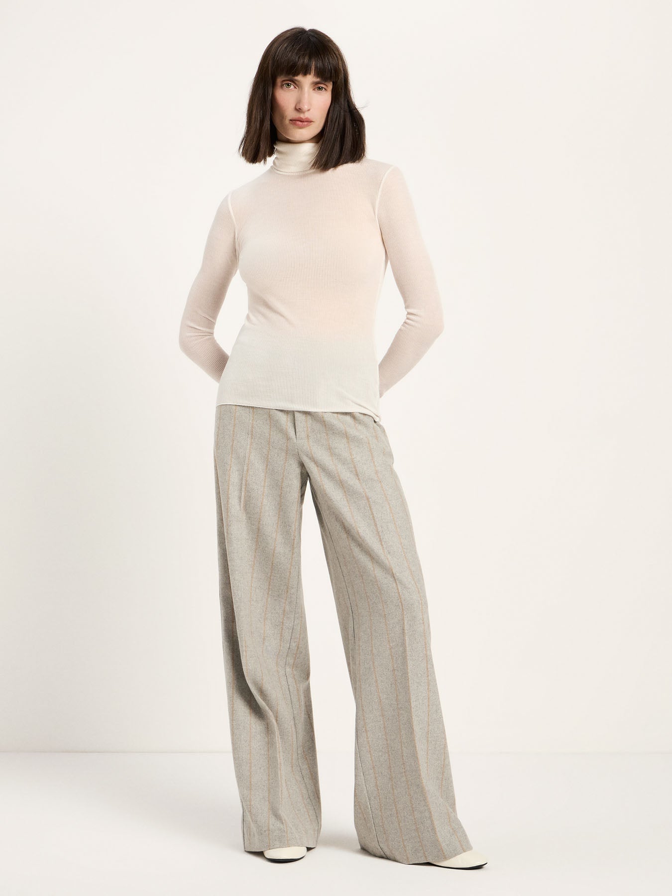 Top col roulé LANIUS Crème avec pantalon large rayé – silhouette entière
