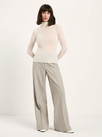 Top col roulé LANIUS Crème avec pantalon large rayé – silhouette entière