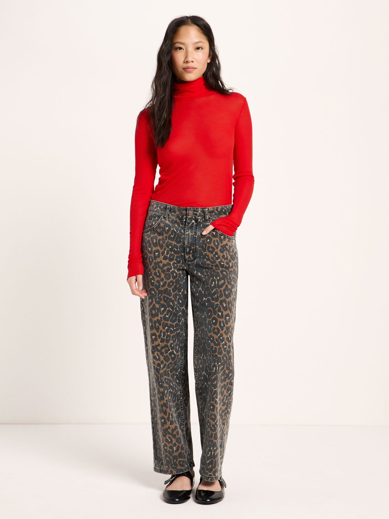 Top col roulé LANIUS Rouge avec jean léopard et ballerines – silhouette entière
