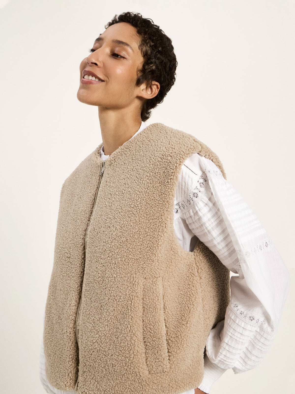 Veste réversible matelassée LANIUS beige portée sur une chemise blanche – vue de trois quarts