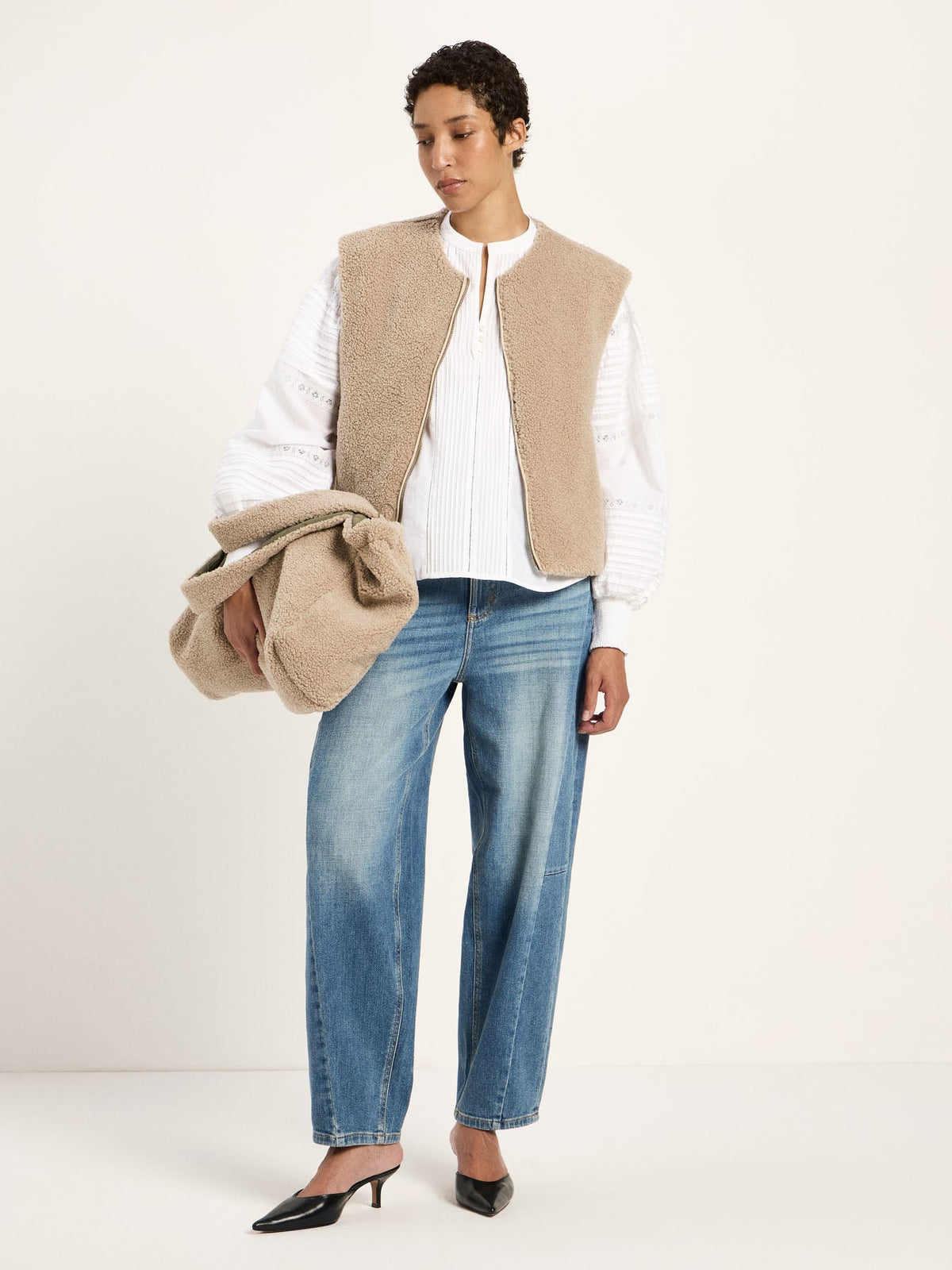 Veste réversible LANIUS beige avec chemise blanche et jean, sac à la main – look complet