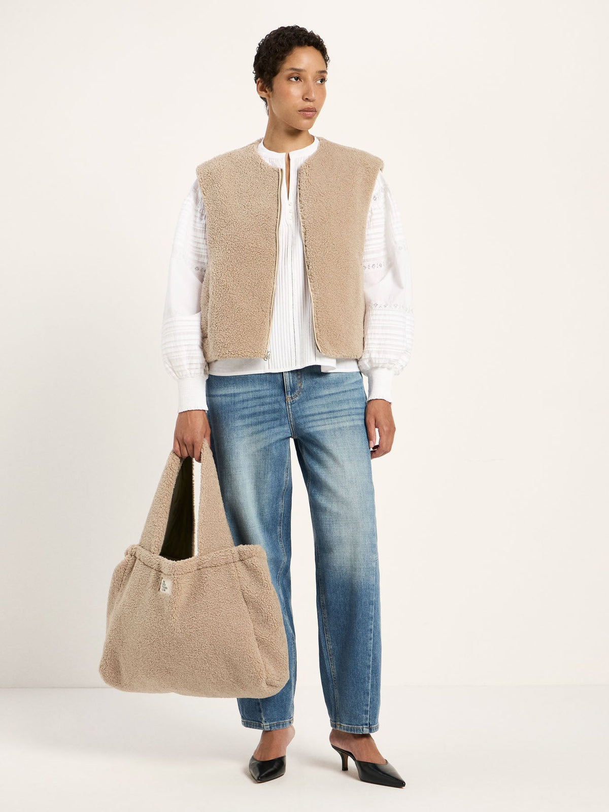 Veste réversible LANIUS beige avec chemise blanche, jean et cabas – look complet
