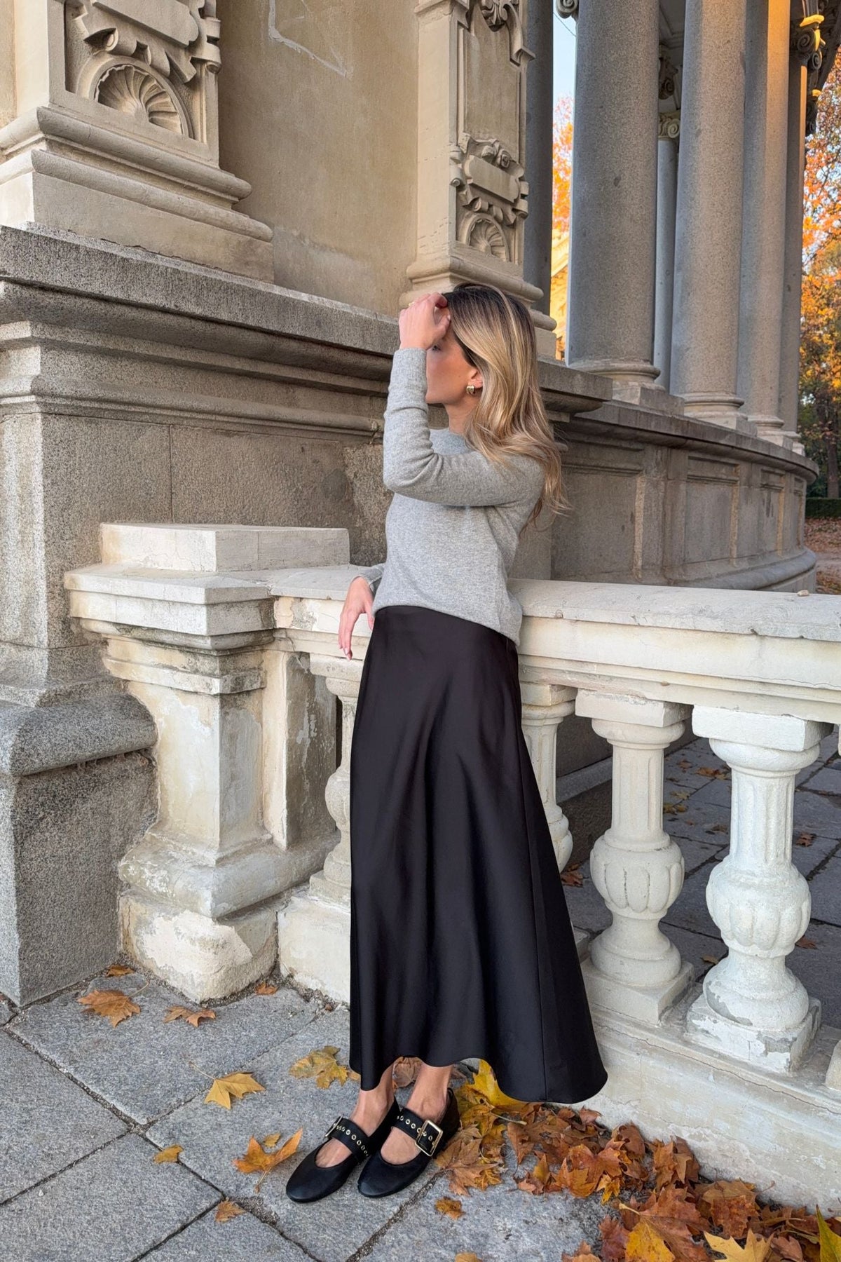 Femme portant les ballerines MICUIR Danseur de Roche noires avec un pull gris et une jupe noire