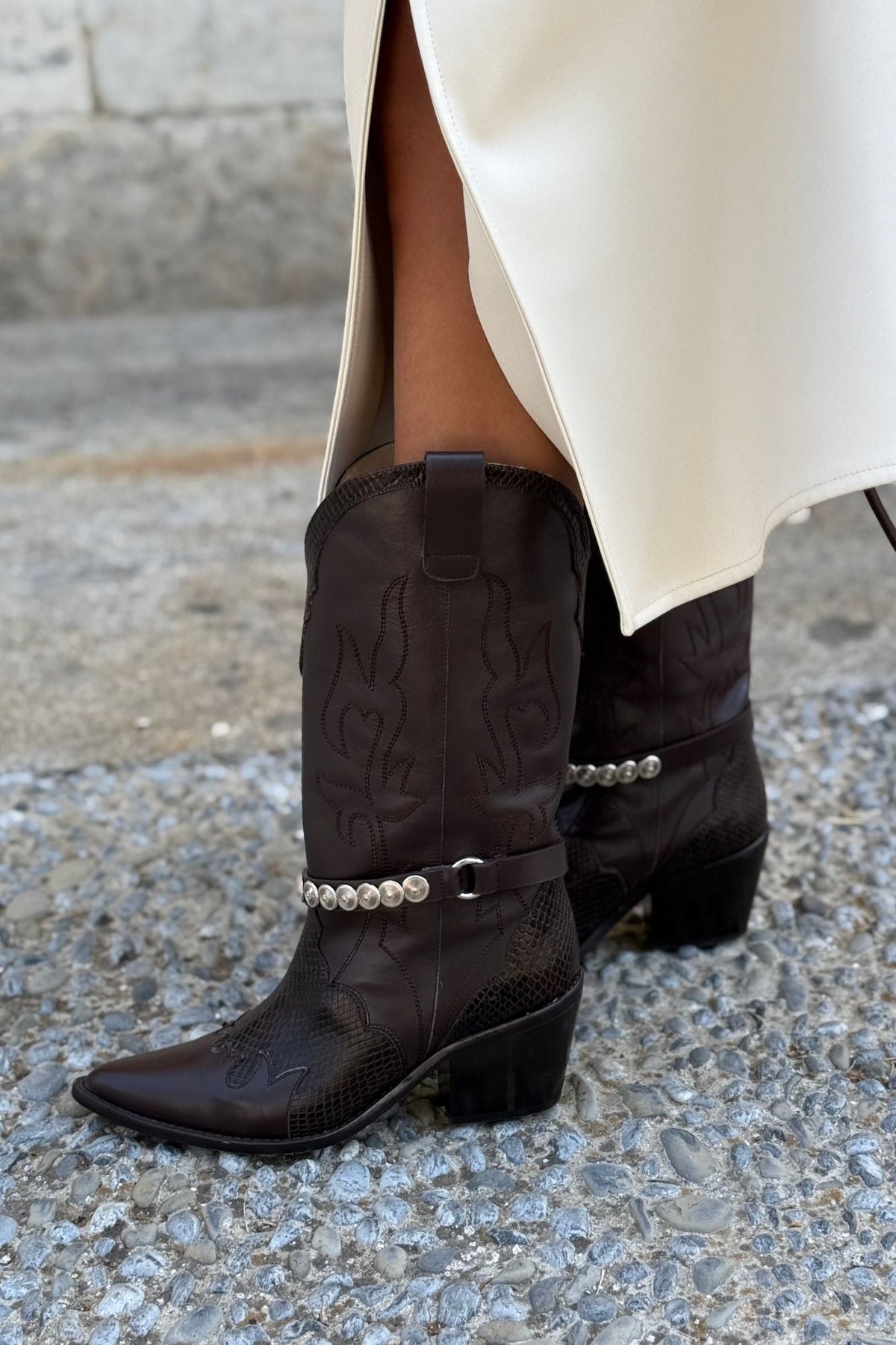 Bottes western MICUIR Gaucho chocolat portées avec une jupe longue écrue
