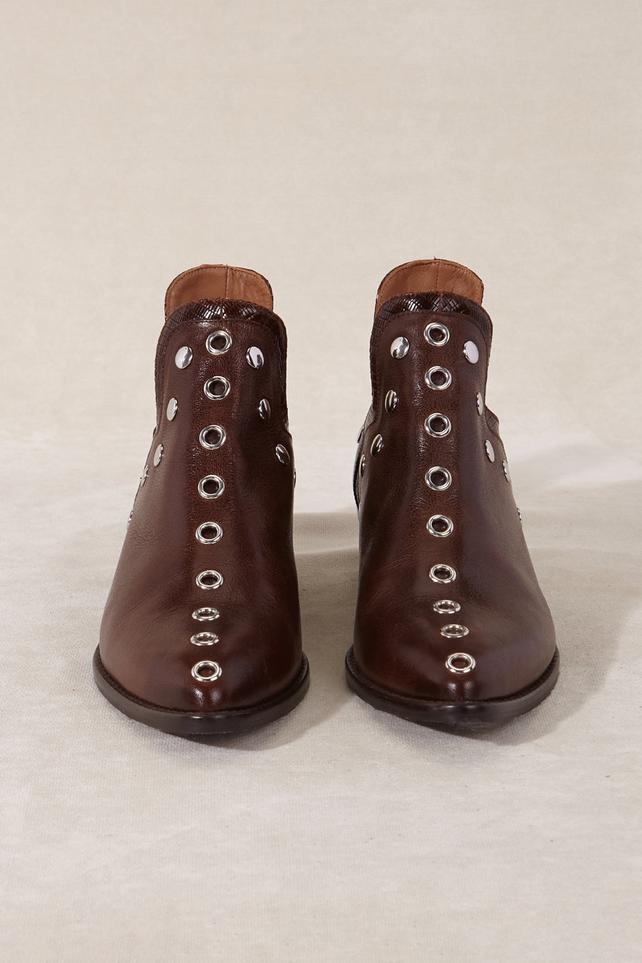Bottines MICUIR Punky chocolat, clous argentés – vue de face