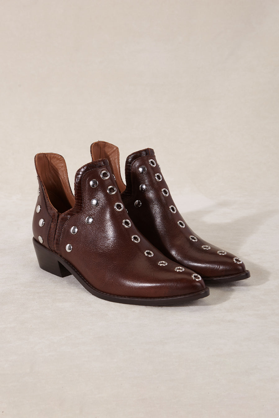 Paire de bottines cloutées en cuir MICUIR Punky chocolat – vue de trois quarts