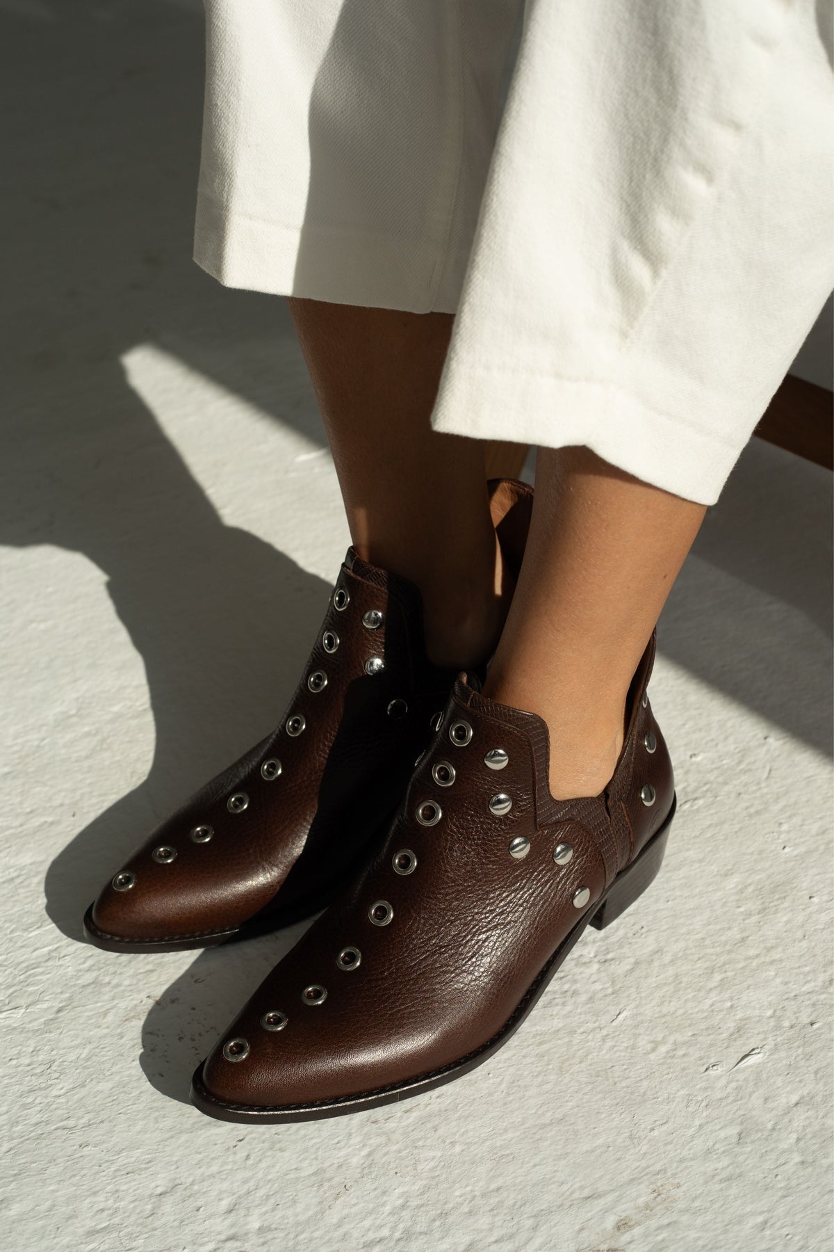 Bottines cloutées MICUIR Punky chocolat portées avec un pantalon crème
