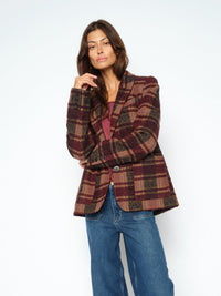 Blazer oversize à carreaux MOS MOSH Port Royale porté sur un débardeur en soie assorti – buste de face