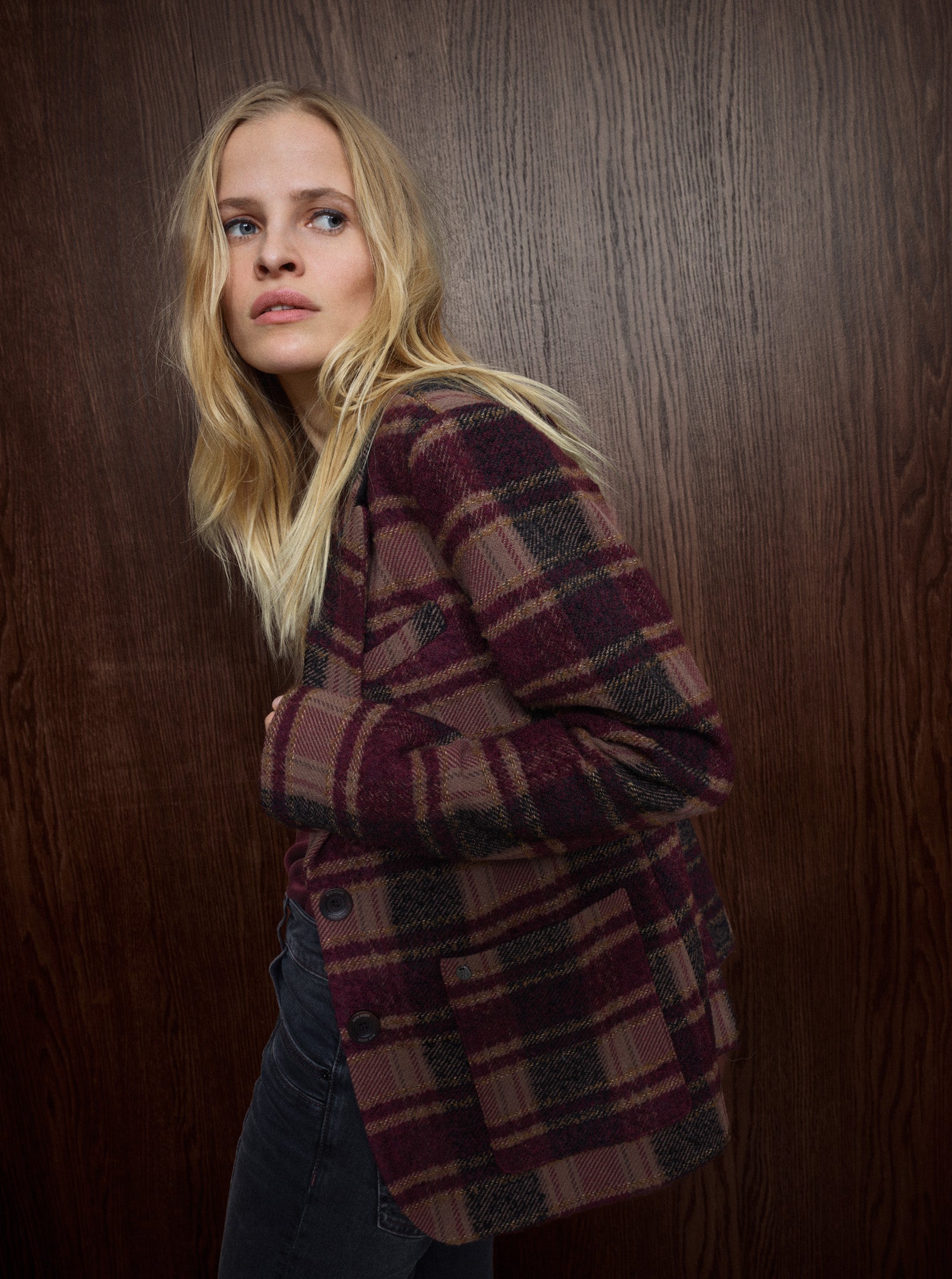 Blazer oversize à carreaux MOS MOSH Port Royale porté ouvert sur un jean noir – vue de trois quarts