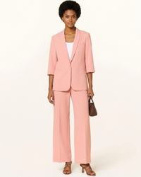 Blazer Junie Miley MOS MOSH Rose porté avec le pantalon assorti – look complet