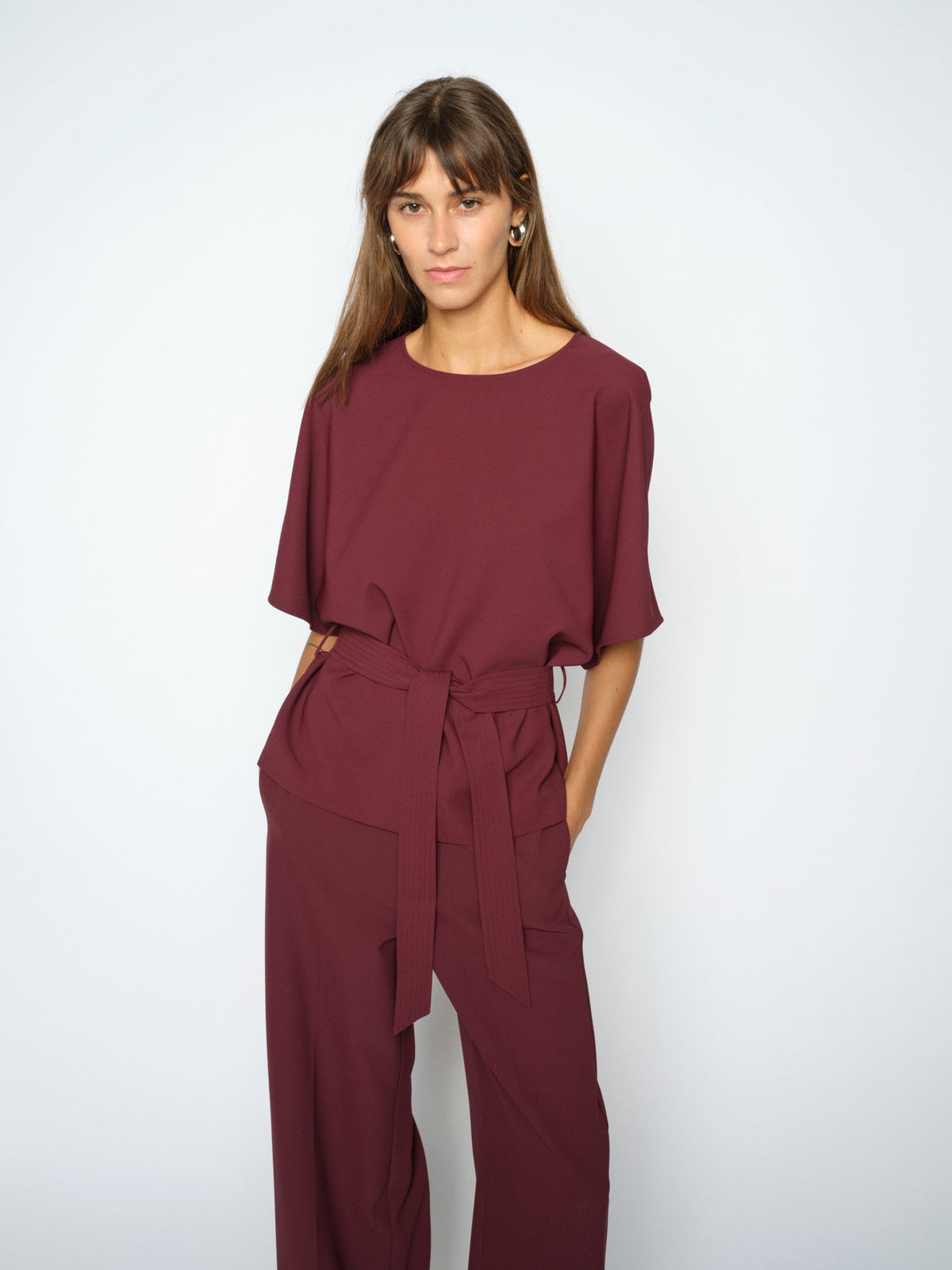Blouse Rikala Miley MOS MOSH Port Royale portée ceinturée avec le pantalon assorti – vue de face