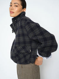 Blouson à carreaux MOS MOSH Salute Navy porté avec un pantalon camel et une chemise blanche – look complet