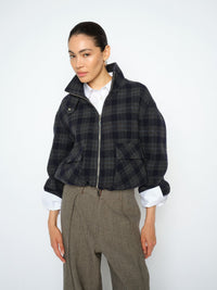 Blouson à carreaux MOS MOSH Salute Navy porté avec un pantalon camel et une chemise blanche – autre vue du look