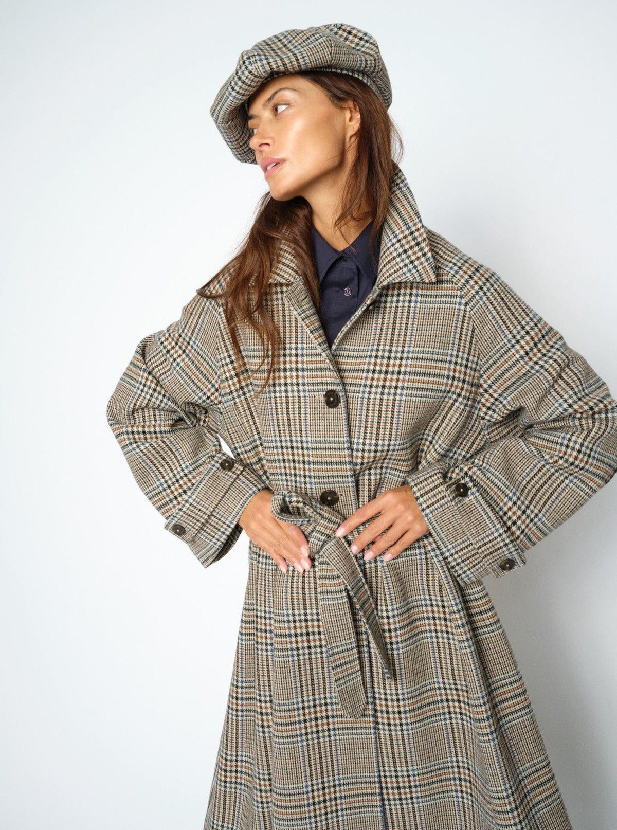 Casquette gavroche à carreaux MOS MOSH Oxford Tan portée avec un manteau à carreaux – vue de trois quarts