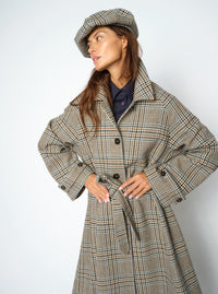 Casquette gavroche à carreaux MOS MOSH Oxford Tan portée avec un manteau à carreaux – vue de trois quarts
