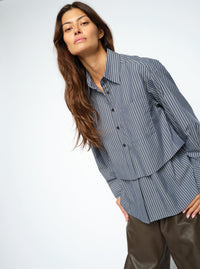Chemise oversize à rayures MOS MOSH Salute Navy portée avec un pantalon en cuir brun – look complet