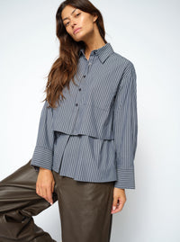 Chemise oversize à rayures MOS MOSH Salute Navy portée avec un pantalon en cuir brun – autre vue du look