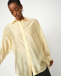 Chemise oversize Danika MOS MOSH Vanilla portée par un mannequin, coupe fluide – look complet