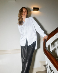Chemise oversize Enola MOS MOSH Blanc portée par un mannequin – look complet
