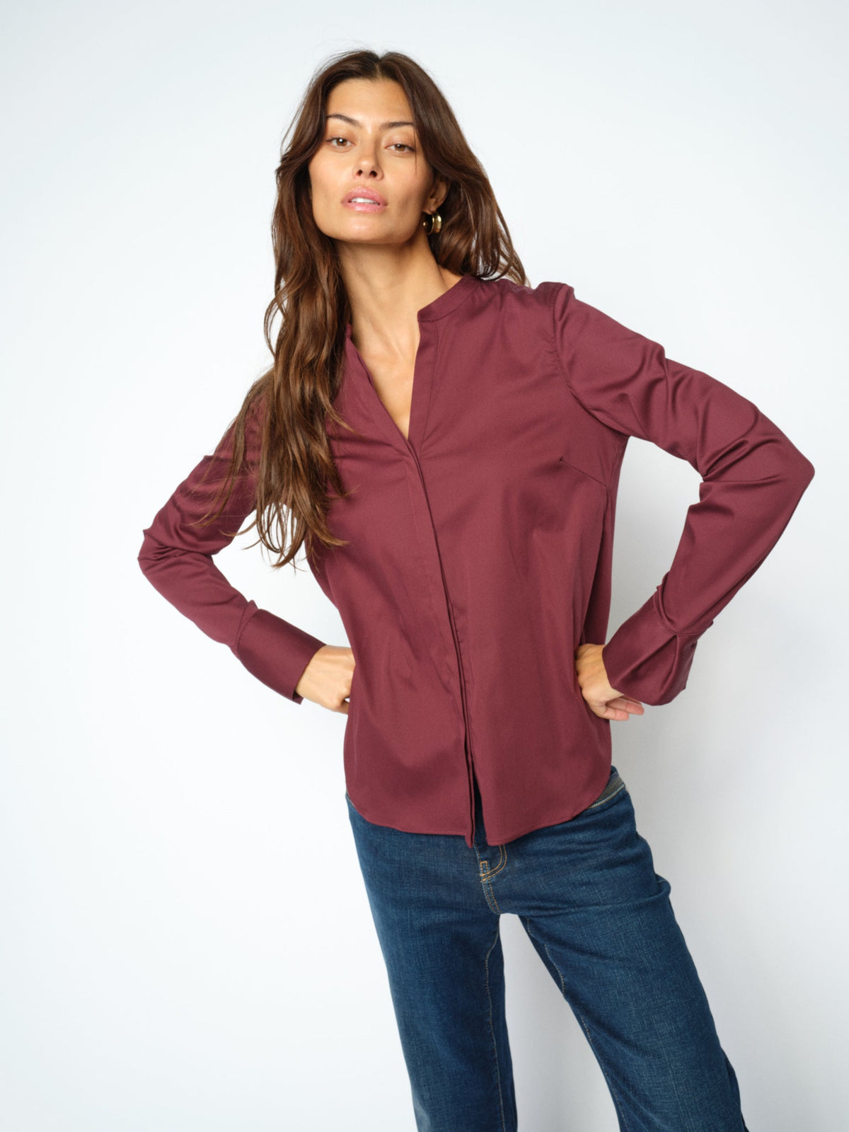 Chemise ajustée MOS MOSH Port Royale portée avec un jean bleu profond – autre vue du look