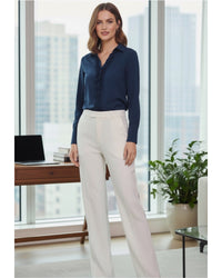 Chemise Sybel MOS MOSH Marine portée avec un pantalon blanc – look complet