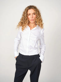 Chemise ajustée Tilda MOS MOSH Blanc portée avec un pantalon foncé – look complet