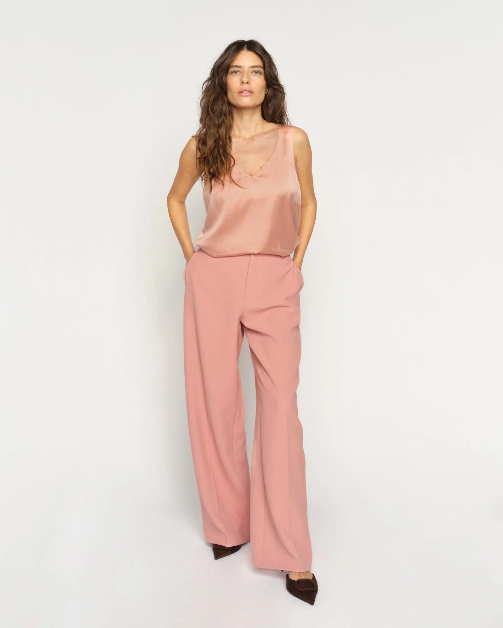 Débardeur col V Astrid MOS MOSH Pêche porté avec un pantalon large – look complet