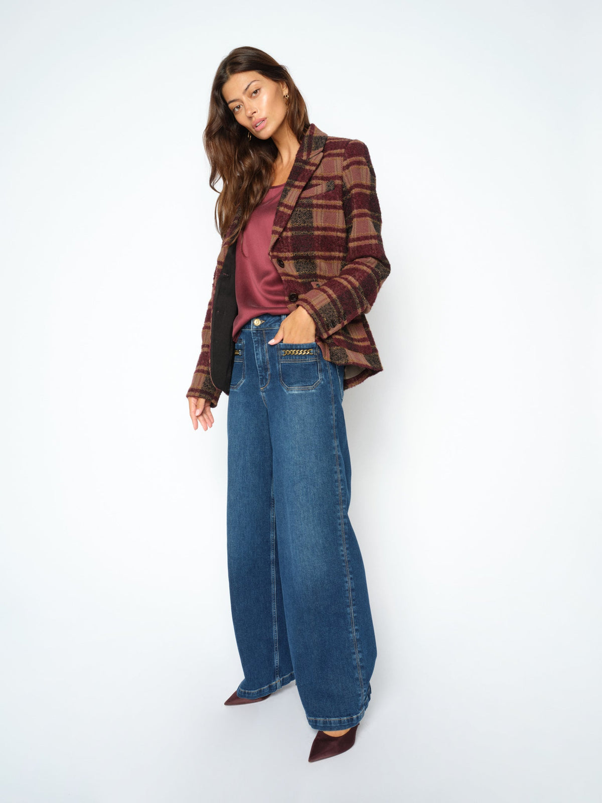Jean large taille haute MOS MOSH Dark Blue porté avec un blazer à carreaux – vue de face en pied