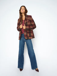 Jean large taille haute MOS MOSH Dark Blue porté en marche avec blazer à carreaux et escarpins bordeaux