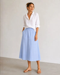 Jupe midi Ellaja MOS MOSH Brunnera Blue portée par un mannequin – look complet