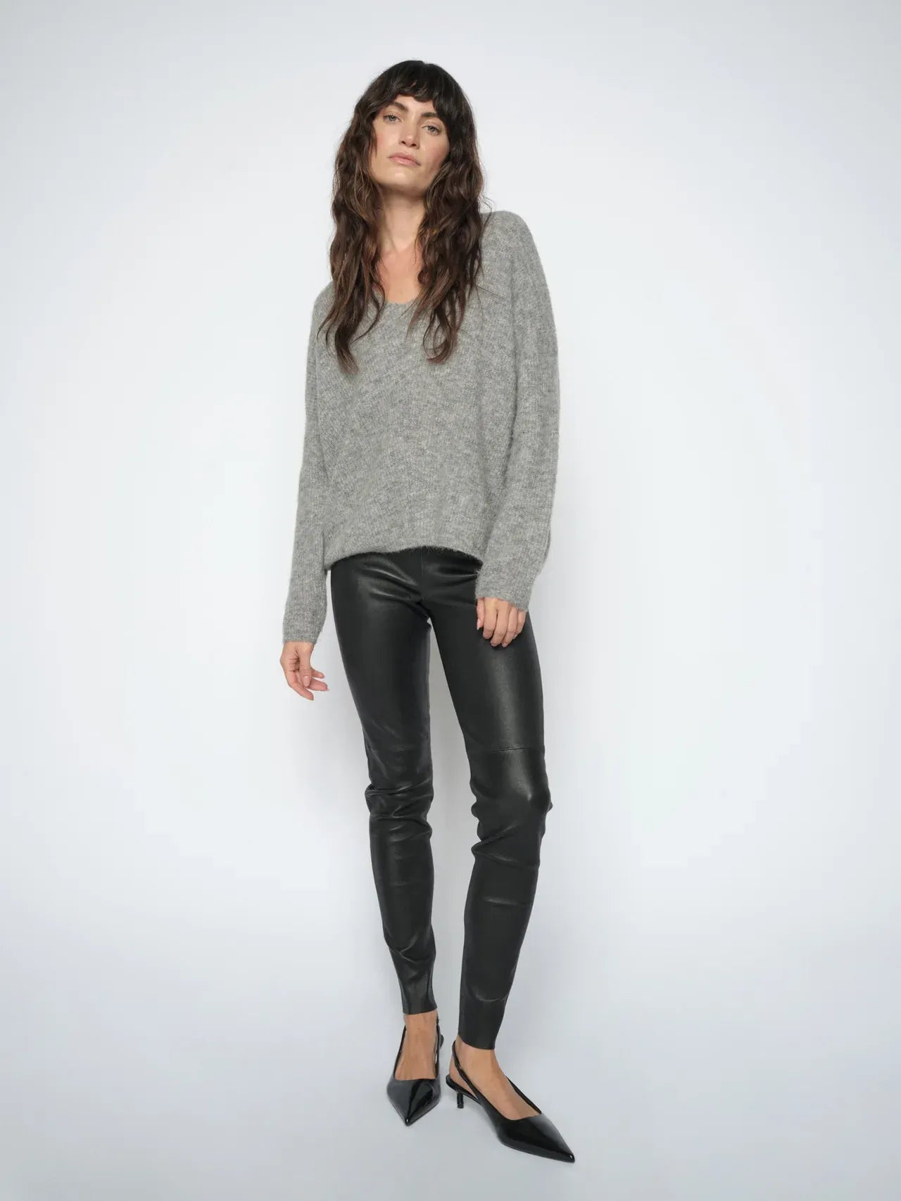 Legging en cuir Sarina MOS MOSH Noir porté avec une maille grise et des escarpins – look complet