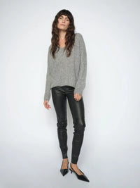 Legging en cuir Sarina MOS MOSH Noir porté avec une maille grise et des escarpins – look complet