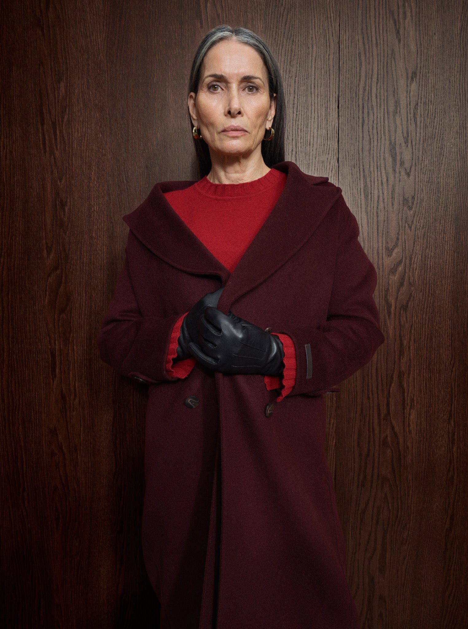Manteau long MOS MOSH Port Royale porté avec des gants en cuir noir – détail du col et du revers