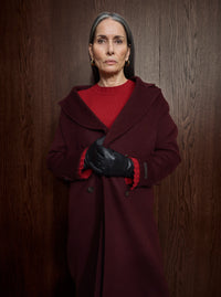 Manteau long MOS MOSH Port Royale porté avec des gants en cuir noir – détail du col et du revers