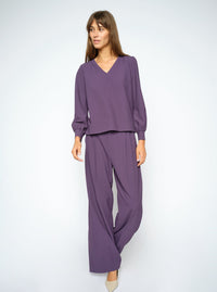 Pantalon à pinces MOS MOSH Sweet Grape en mouvement – vue en pied, tomber sur des escarpins crème