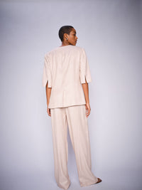 Pantalon Issa Inah MOS MOSH Sesame porté en total look clair – lifestyle