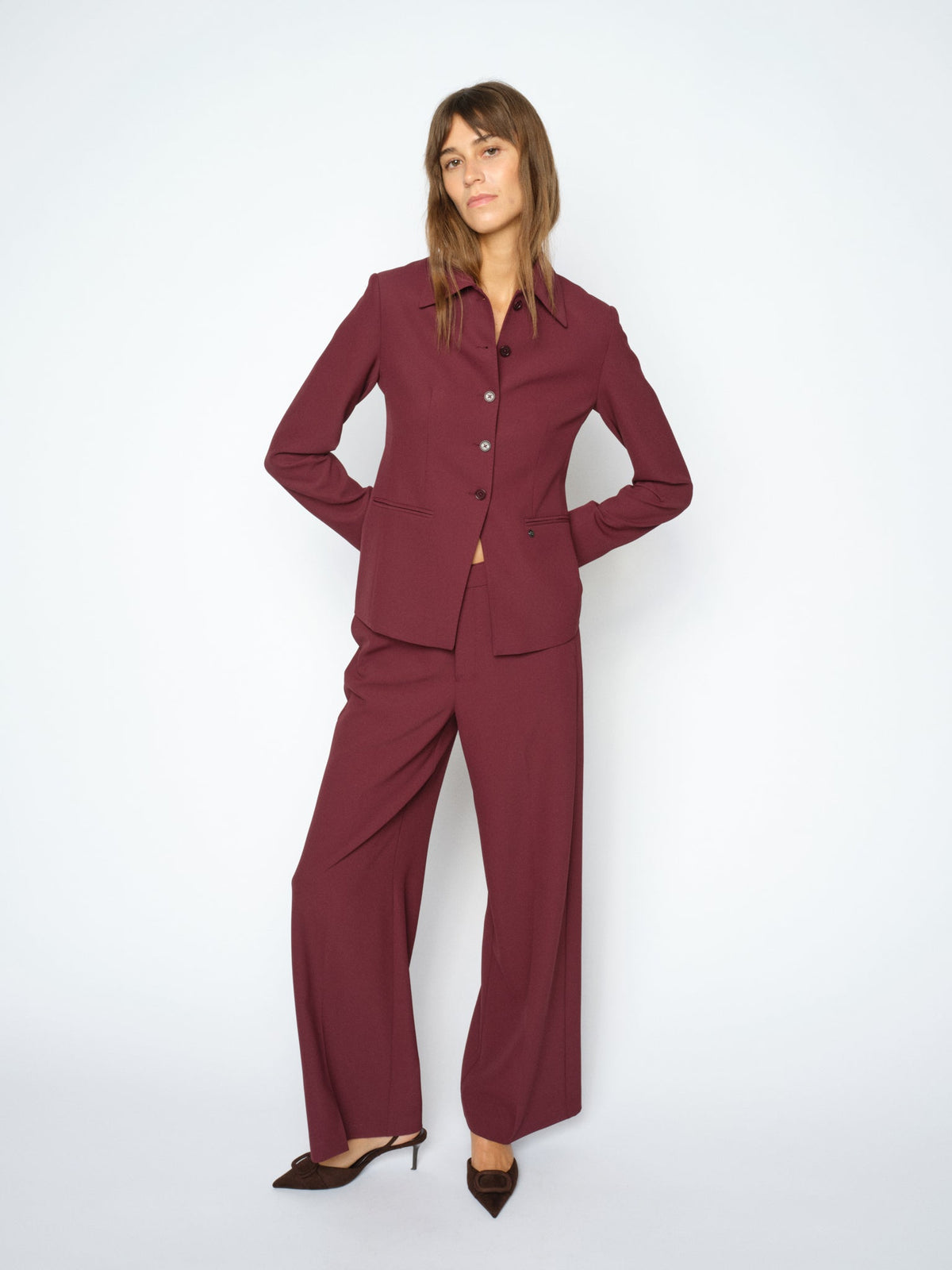 Pantalon de tailleur MOS MOSH Port Royale porté avec escarpins – vue de face en pied, tomber sur la chaussure