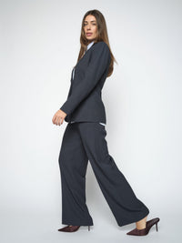 Pantalon Leya Miley MOS MOSH Salute Navy porté avec une chemise claire – lifestyle