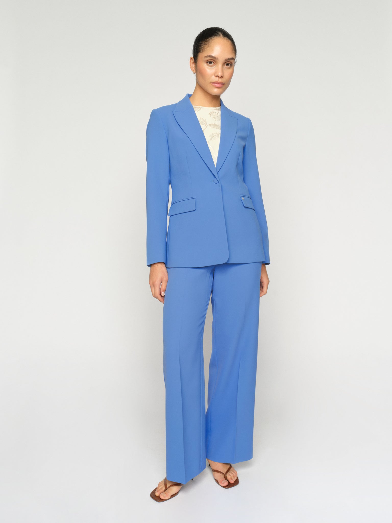 Pantalon Leya Miley MOS MOSH Ultramarine porté avec le blazer Leonora assorti – look complet