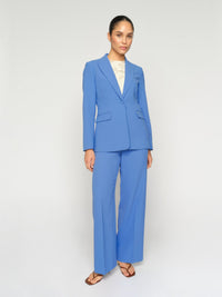 Pantalon Leya Miley MOS MOSH Ultramarine porté avec le blazer Leonora assorti – look complet