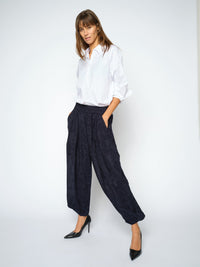 Pantalon 7/8 à jambe ballon MOS MOSH Salute Navy porté avec une chemise blanche – look complet