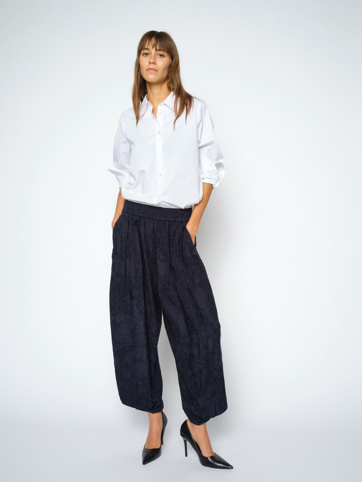 Pantalon 7/8 à jambe ballon MOS MOSH Salute Navy porté avec une chemise blanche – autre vue du look