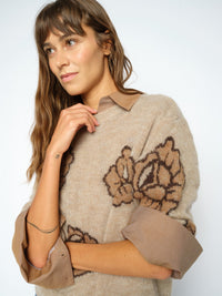 Pull à roses jacquard MOS MOSH Doeskin – détail de l'épaule et de la maille duveteuse
