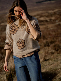Pull à roses jacquard MOS MOSH Doeskin porté sur une chemise camel et un jean large – buste de face