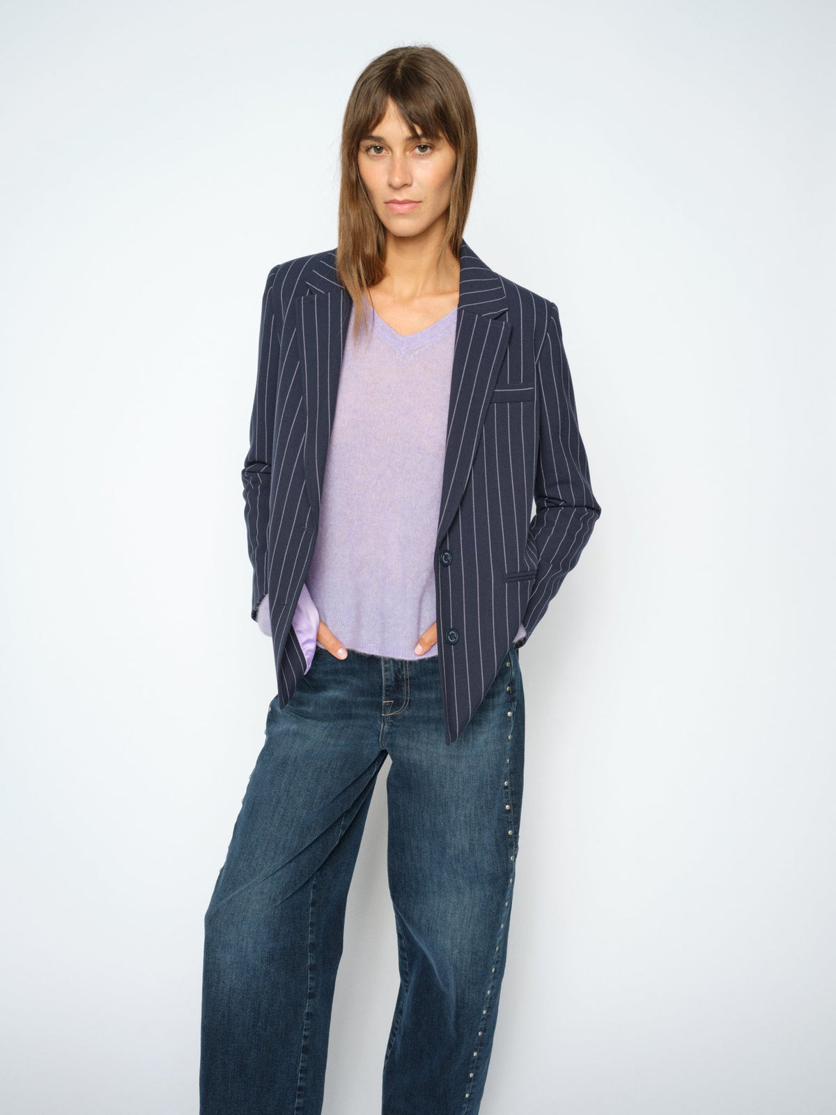 Pull col V MOS MOSH Violet Tulip porté sous un blazer rayé marine – buste de face