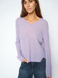 Pull col V en maille légère MOS MOSH Violet Tulip – buste, profondeur du col en V et manches longues