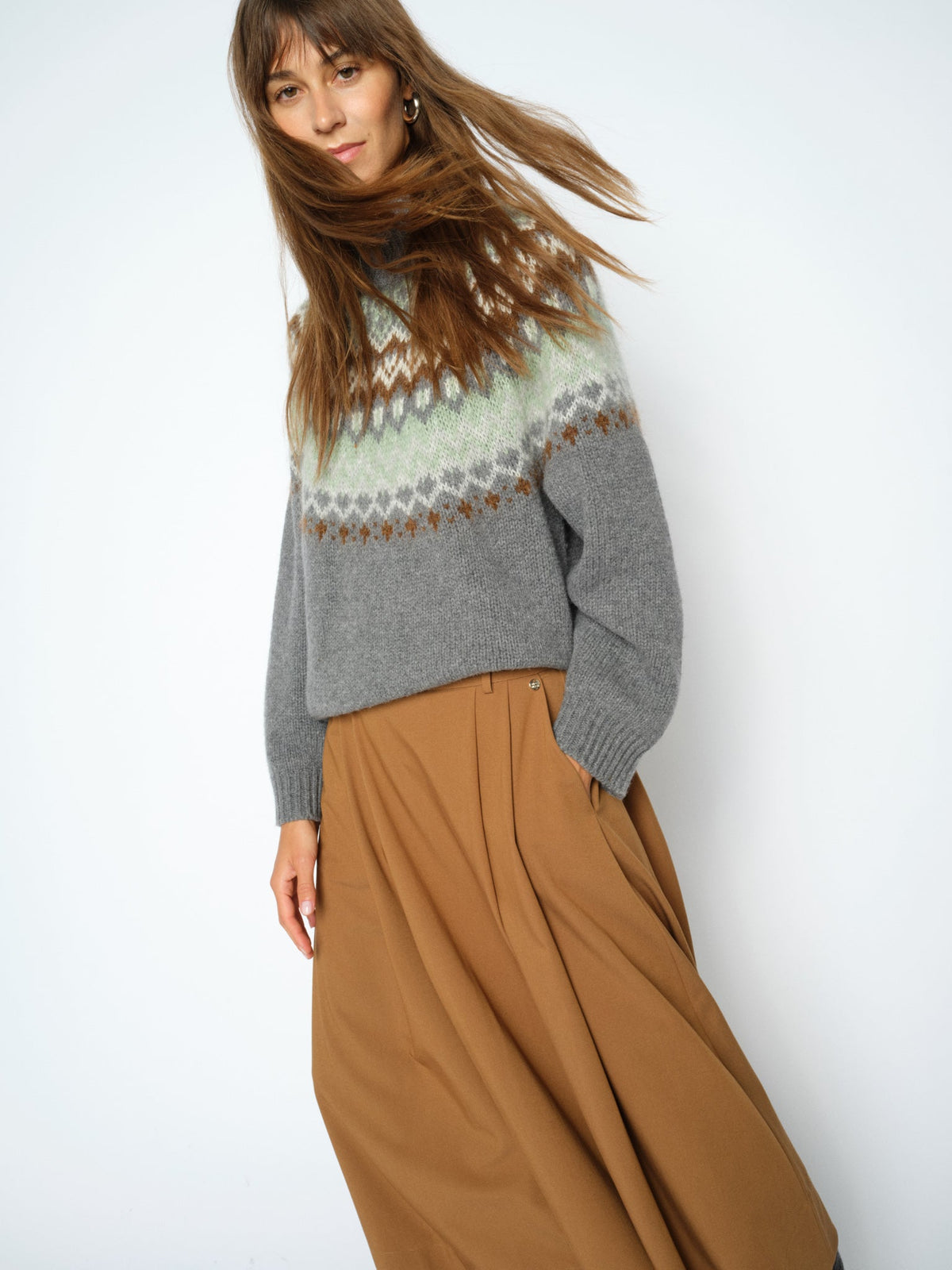 Pull col montant MOS MOSH Thunderstorm – détail du jacquard vert sauge, crème et brun sur l'empiècement