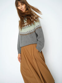 Pull col montant MOS MOSH Thunderstorm – détail du jacquard vert sauge, crème et brun sur l'empiècement