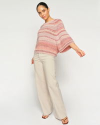 Pull Edele MOS MOSH Pêche porté par un mannequin – vue de profil, coupe oversize